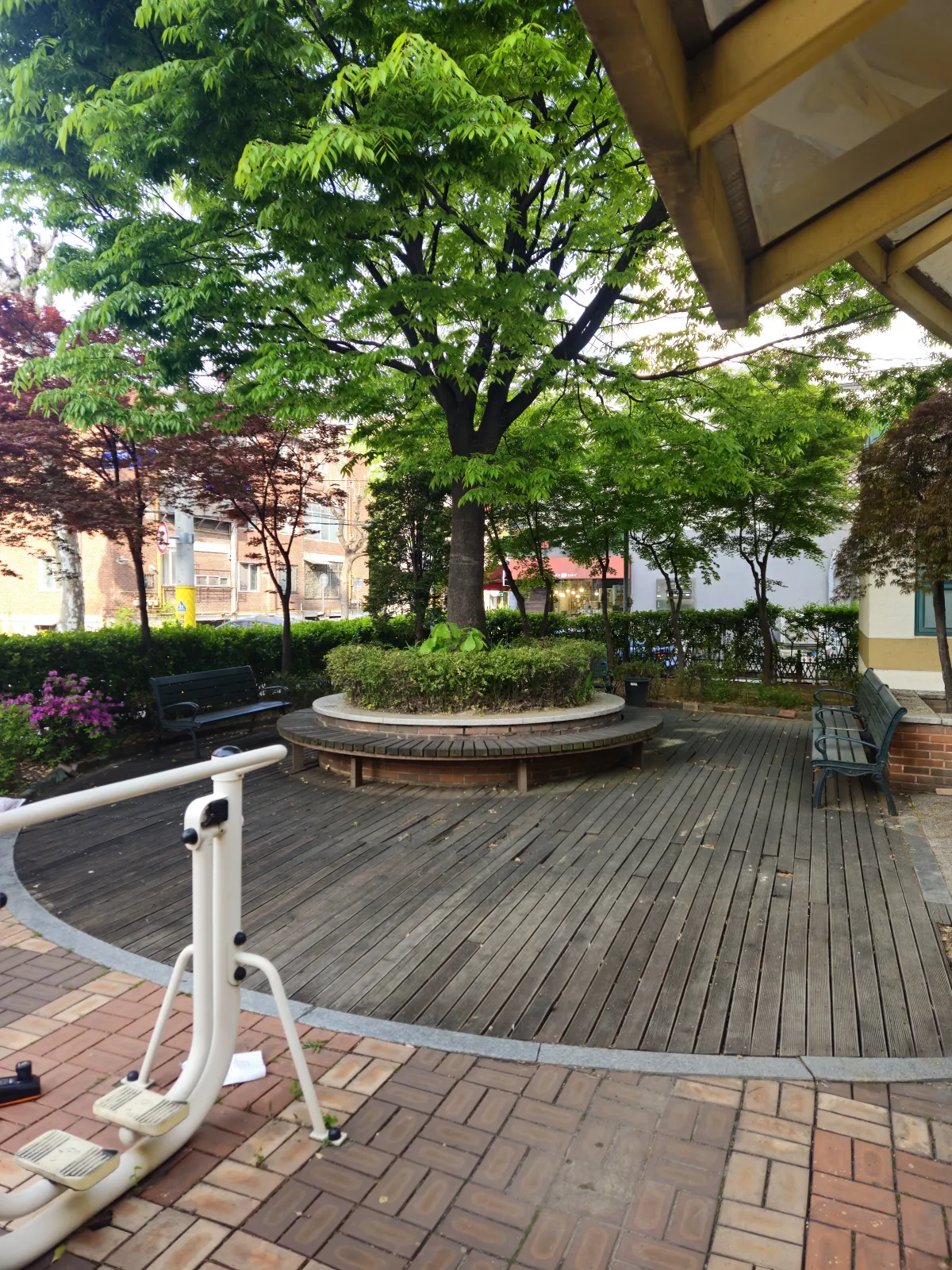 동대문구 장안동 아파트 단지 나무데크 철거 전