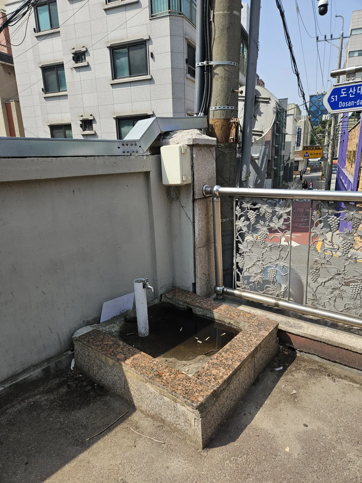 철거 전 건물 외부 수돗가 시설